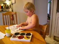 Agnes och Alice färglägger bilar